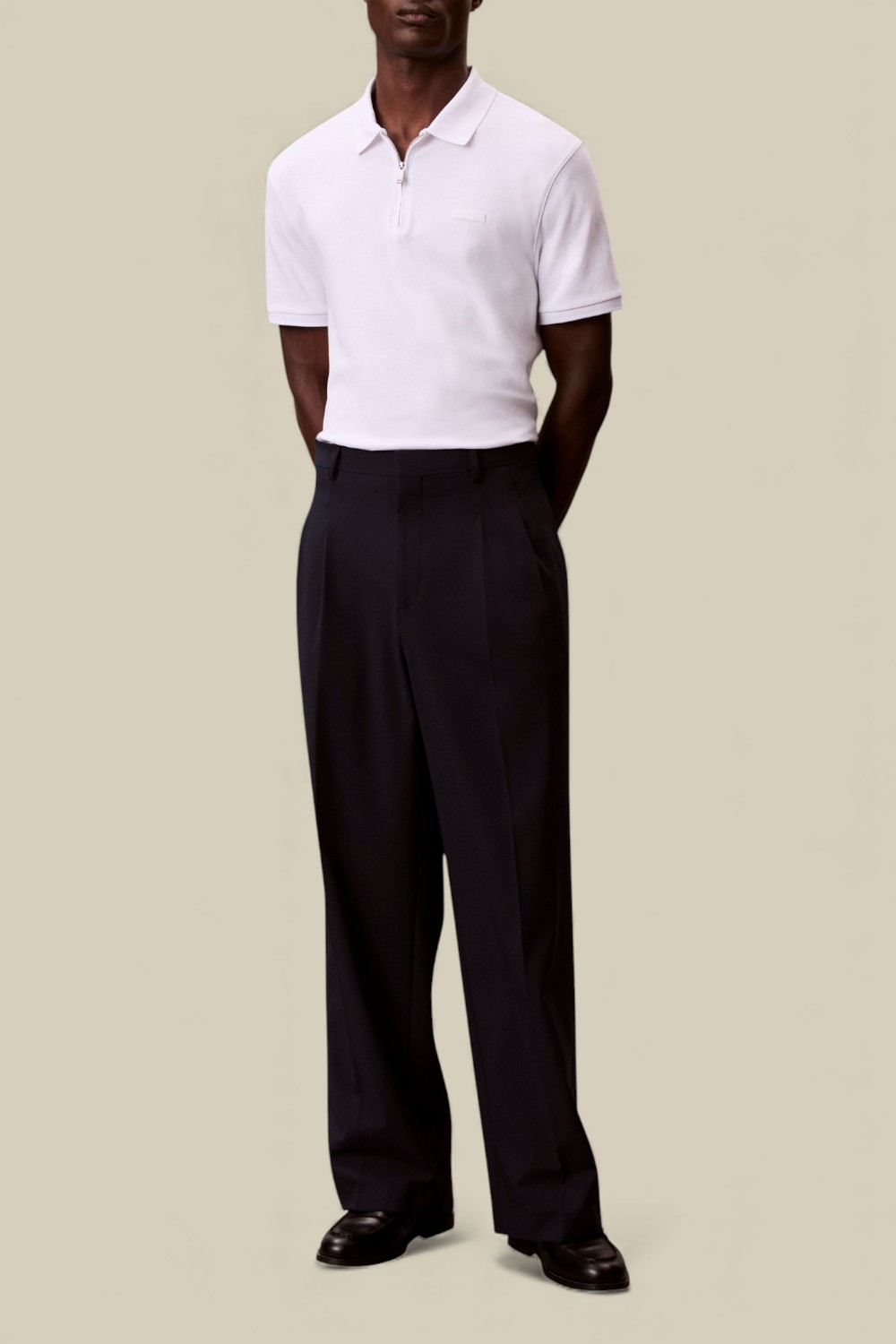 תמונת כל הלוק של חולצת פולו